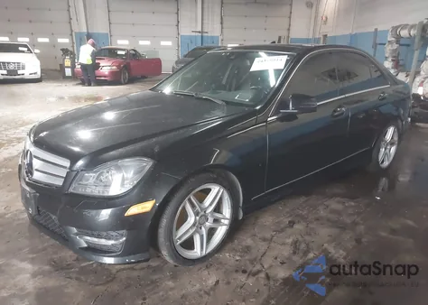 2013 Mercedes-Benz C 300 Sport 4Matic z USA, uszkodzony, nr VIN WDDGF8AB6DA816843
